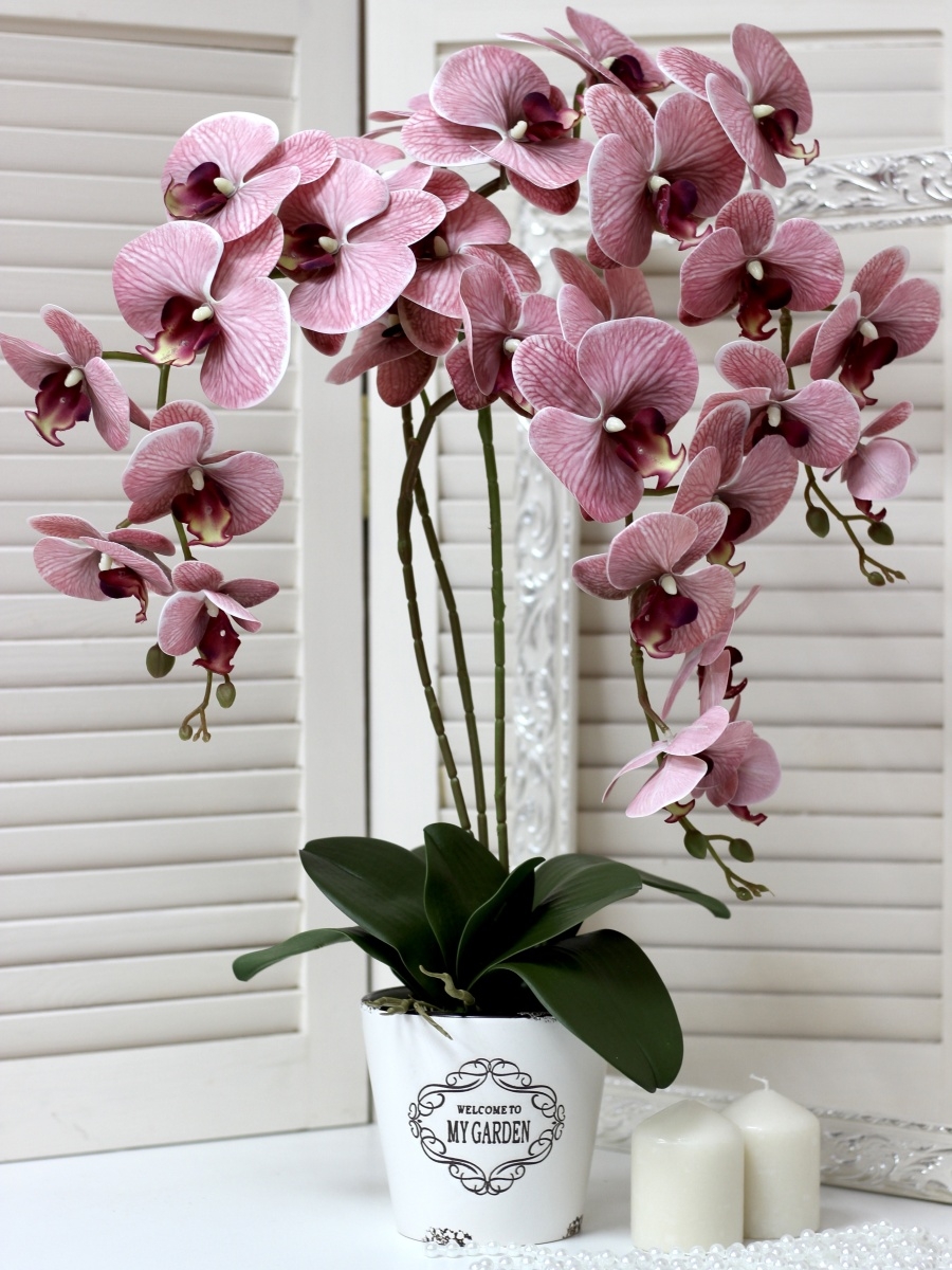 Искусственные цветы в интерьере орхидеи