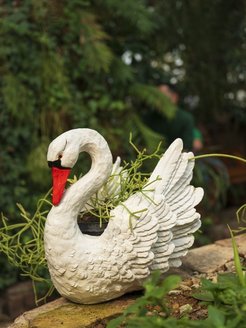 Идеальное сочетание элегантности и креатива – лебедь-кашпо в вашем саду.