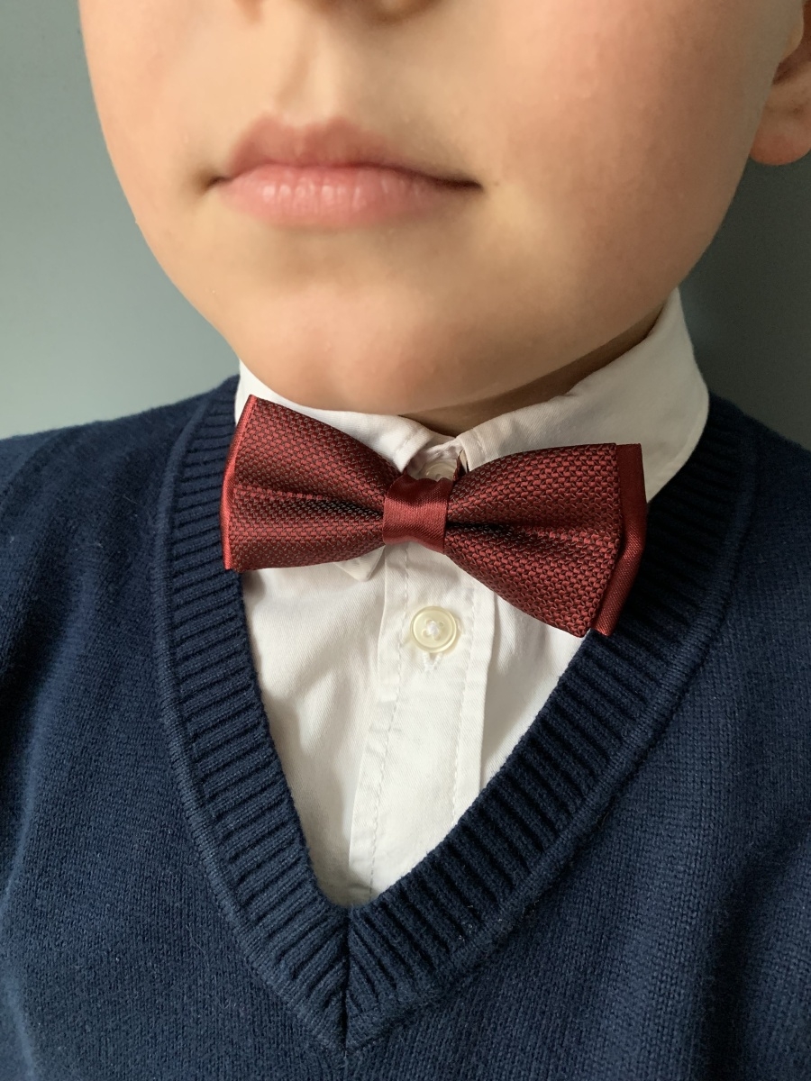 Мальчик в галстуке бабочке