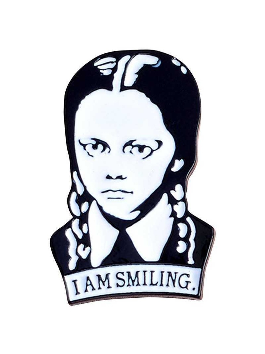 I am smiling. Значок Венсдей. Венсдей Аддамс значок. Wednesday Addams smiling. Наклейки семейка Аддамс.