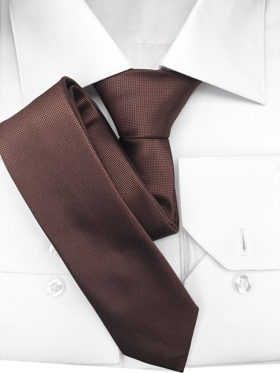 Коричневый узкий галстук. Темно серая тройка коричневый галстук. Галстук селёдка не затянутый.