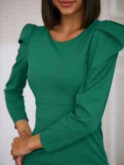 Зеленое платье с рукавом фонарик